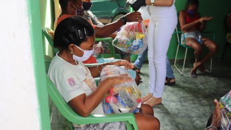 Distribution of relief packages to families of persons affected by Hansen’s disease in the São Francisco neighborhood of Juazeiro do Norte, a city in Ceará State, northeastern Brazil, as a part of MORHAN’s COVID-19 project on January 10, 2020, funded by the Sasakawa Leprosy (Hansen’s Disease) Initiative.